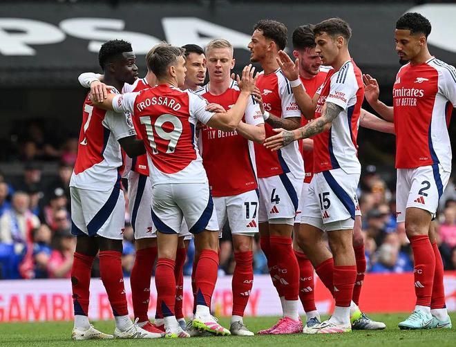 皇冠体育-利物浦客场负于莱斯特城，失去领跑位置(利物浦客场负于莱斯特城,失去领跑位置的球员)