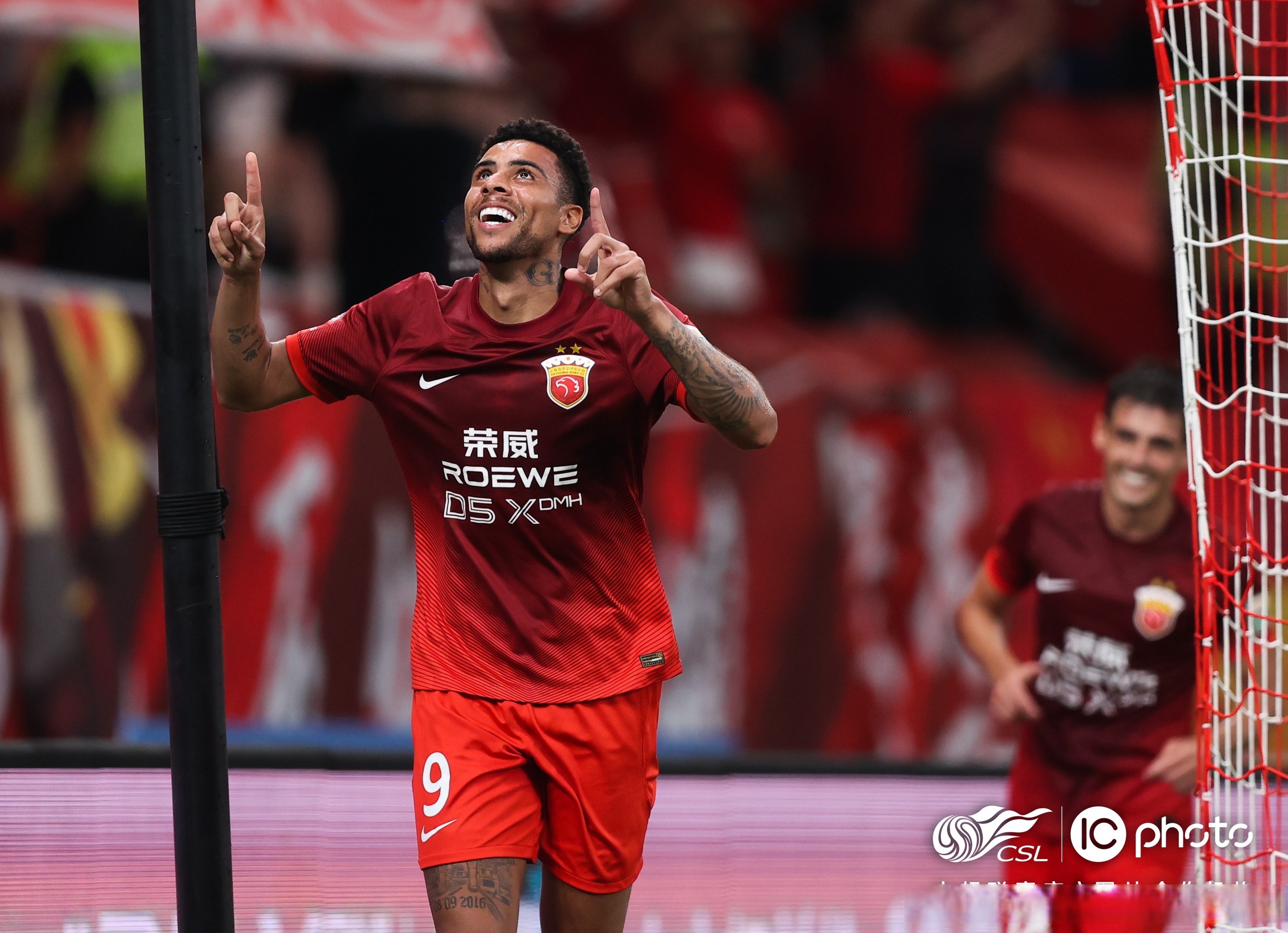 皇冠体育官网-罗马新援助攻建功，助球队取得胜利